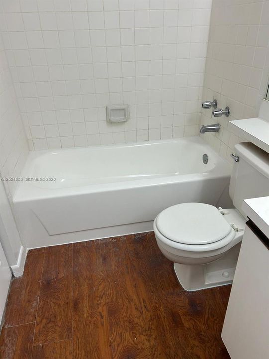 Active With Contract: $1,800 (1 beds, 1 baths, 750 Square Feet)