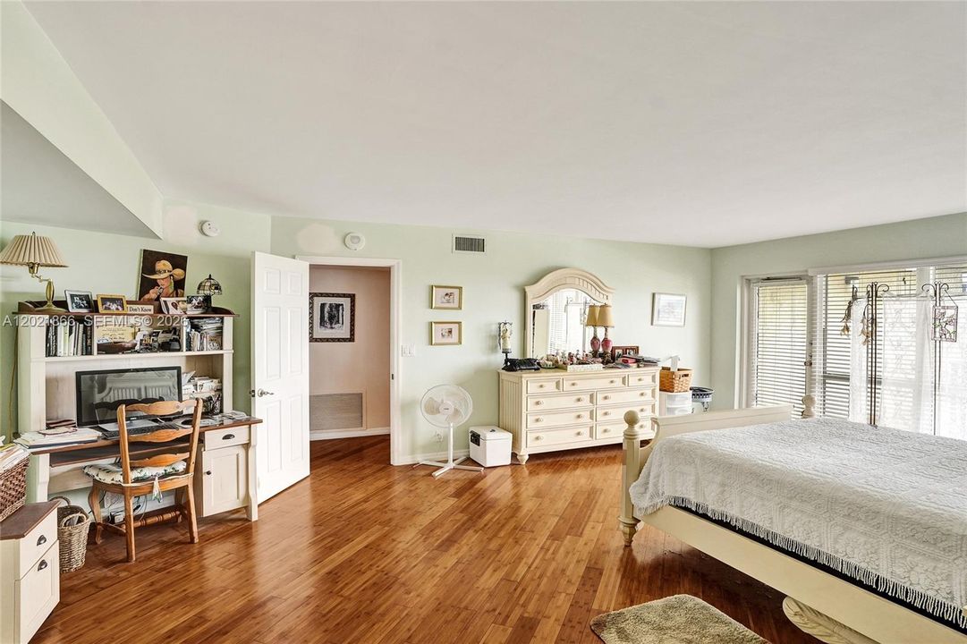 For Sale: $999,900 (2 beds, 2 baths, 2090 Square Feet)