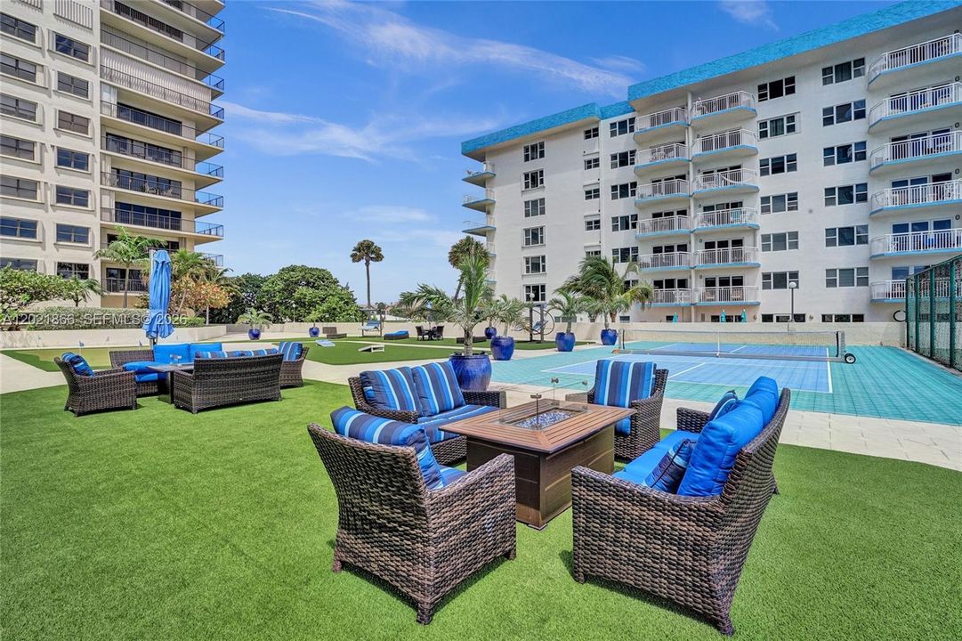 For Sale: $999,900 (2 beds, 2 baths, 2090 Square Feet)