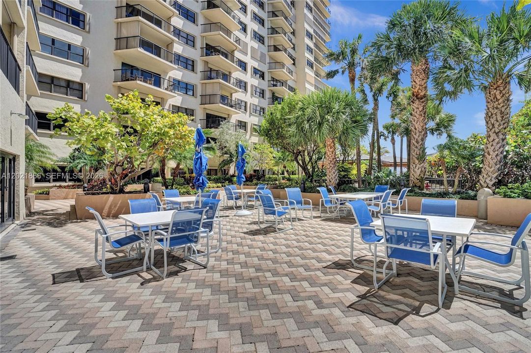 For Sale: $999,900 (2 beds, 2 baths, 2090 Square Feet)