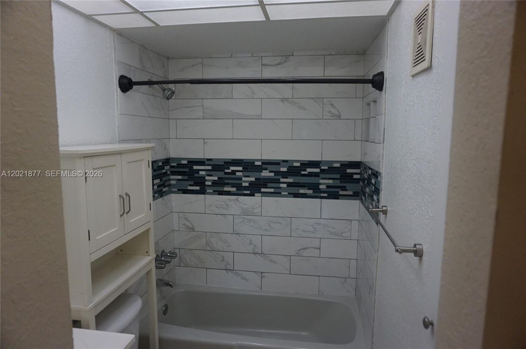 For Rent: $1,700 (1 beds, 1 baths, 710 Square Feet)