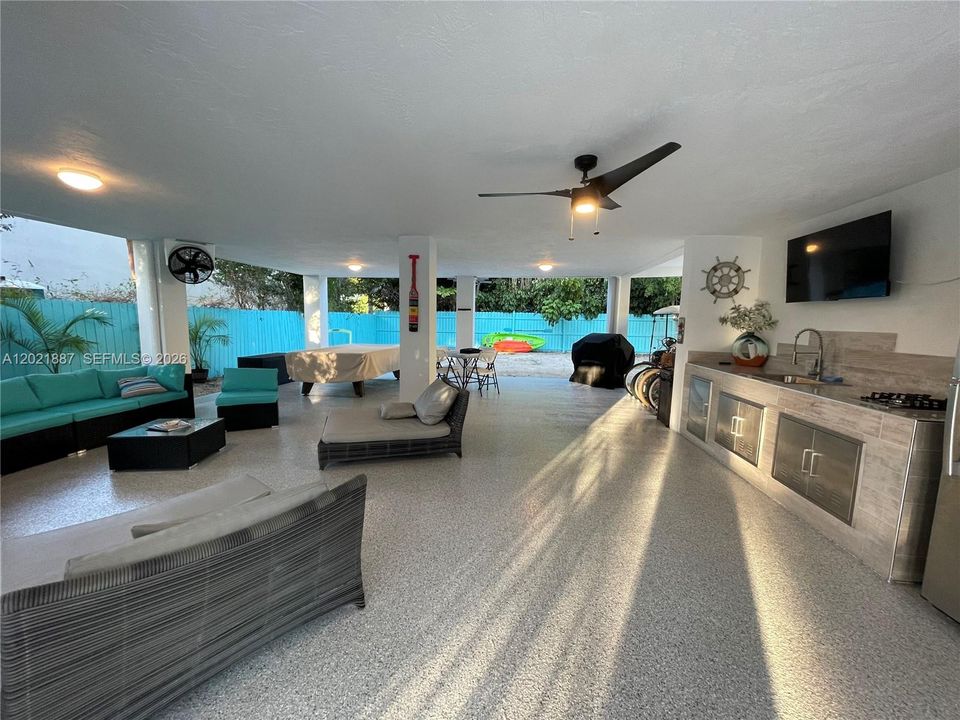 For Sale: $875,000 (3 beds, 2 baths, 1204 Square Feet)
