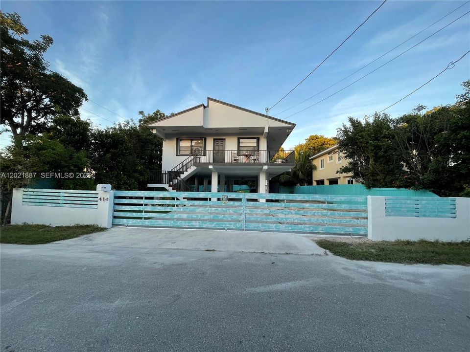 For Sale: $875,000 (3 beds, 2 baths, 1204 Square Feet)