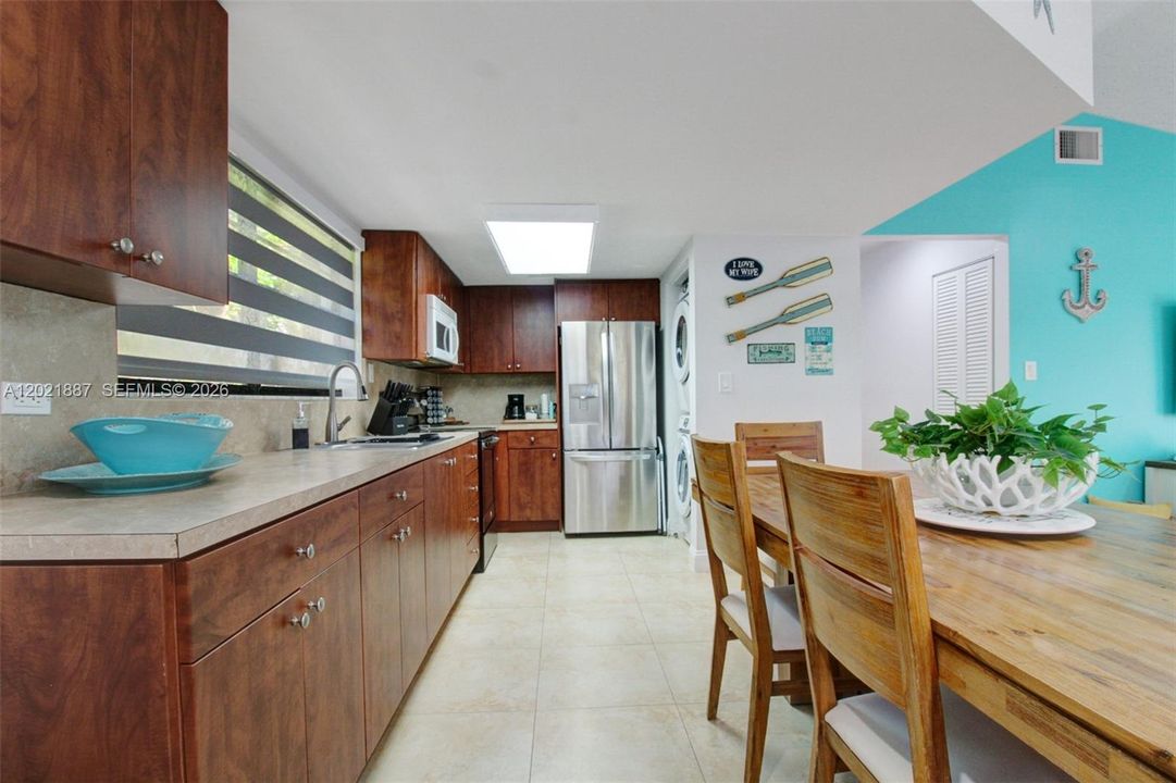 For Sale: $875,000 (3 beds, 2 baths, 1204 Square Feet)