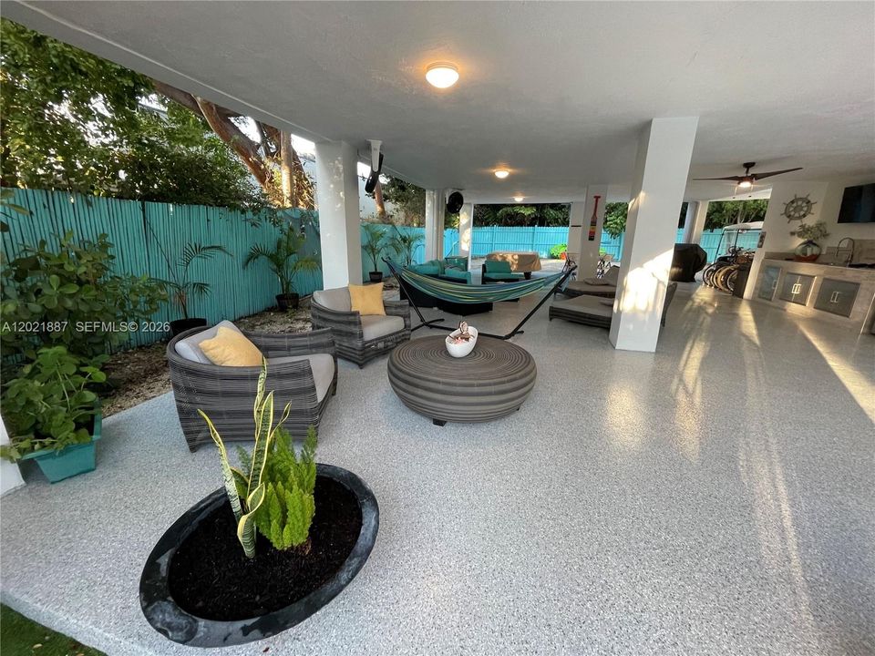 For Sale: $875,000 (3 beds, 2 baths, 1204 Square Feet)