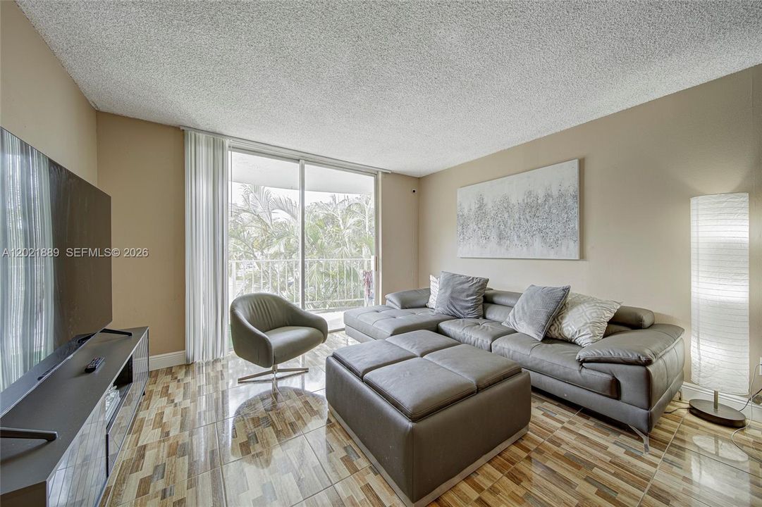 En Venta: $169,000 (2 camas, 2 baños, 1175 Pies cuadrados)