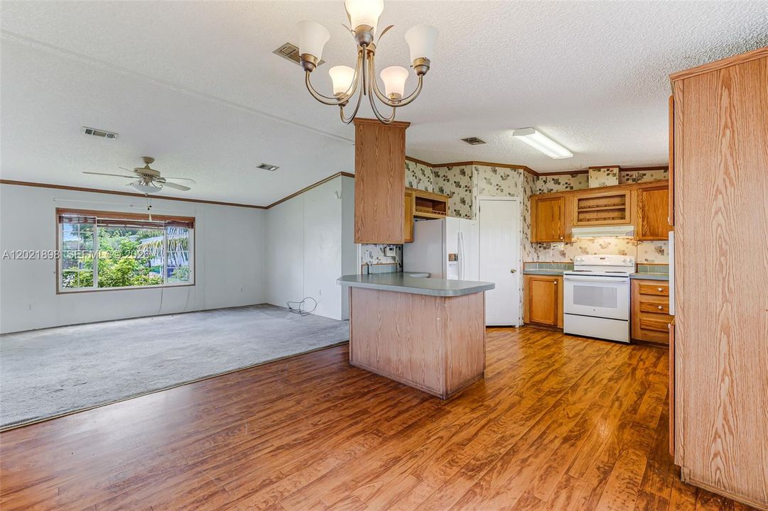 For Sale: $295,000 (3 beds, 2 baths, 1690 Square Feet)