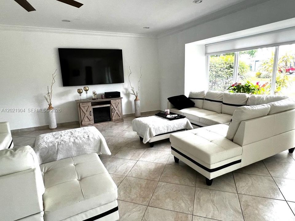 For Rent: $6,700 (3 beds, 2 baths, 2674 Square Feet)
