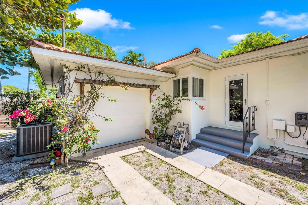 For Sale: $1,350,000 (3 beds, 2 baths, 1822 Square Feet)