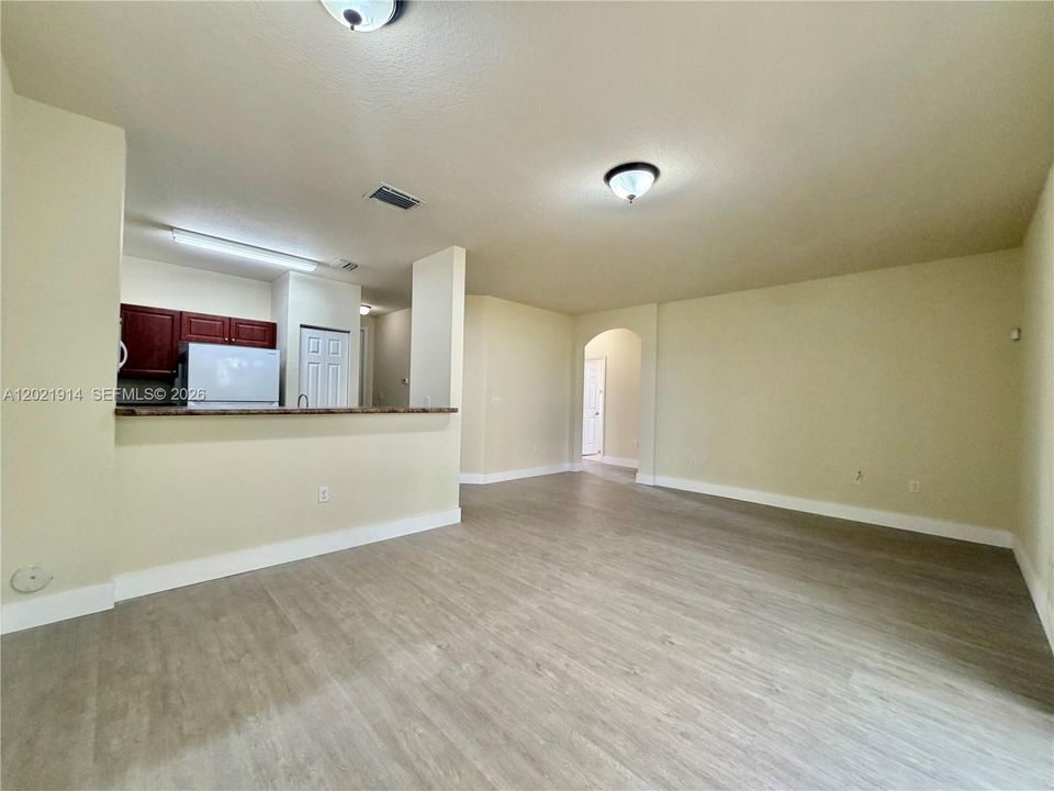 Activo con contrato: $1,950 (3 camas, 2 baños, 1151 Pies cuadrados)