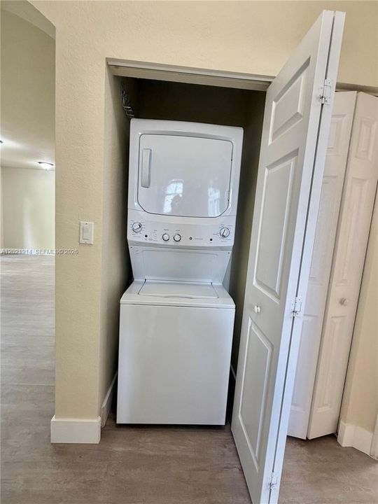 Activo con contrato: $1,950 (3 camas, 2 baños, 1151 Pies cuadrados)