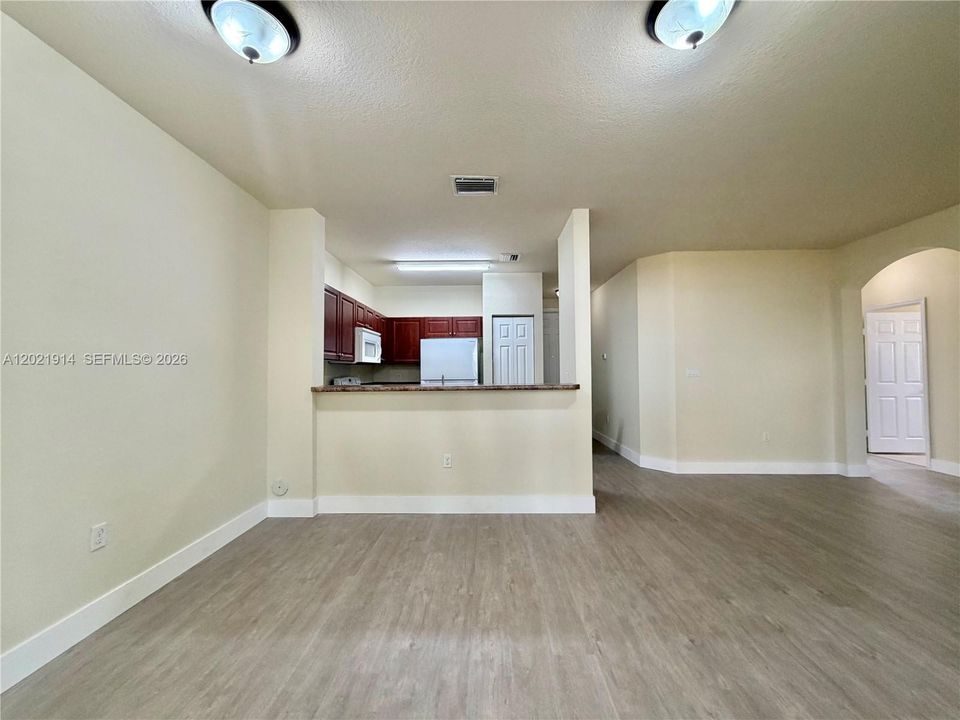 Activo con contrato: $1,950 (3 camas, 2 baños, 1151 Pies cuadrados)