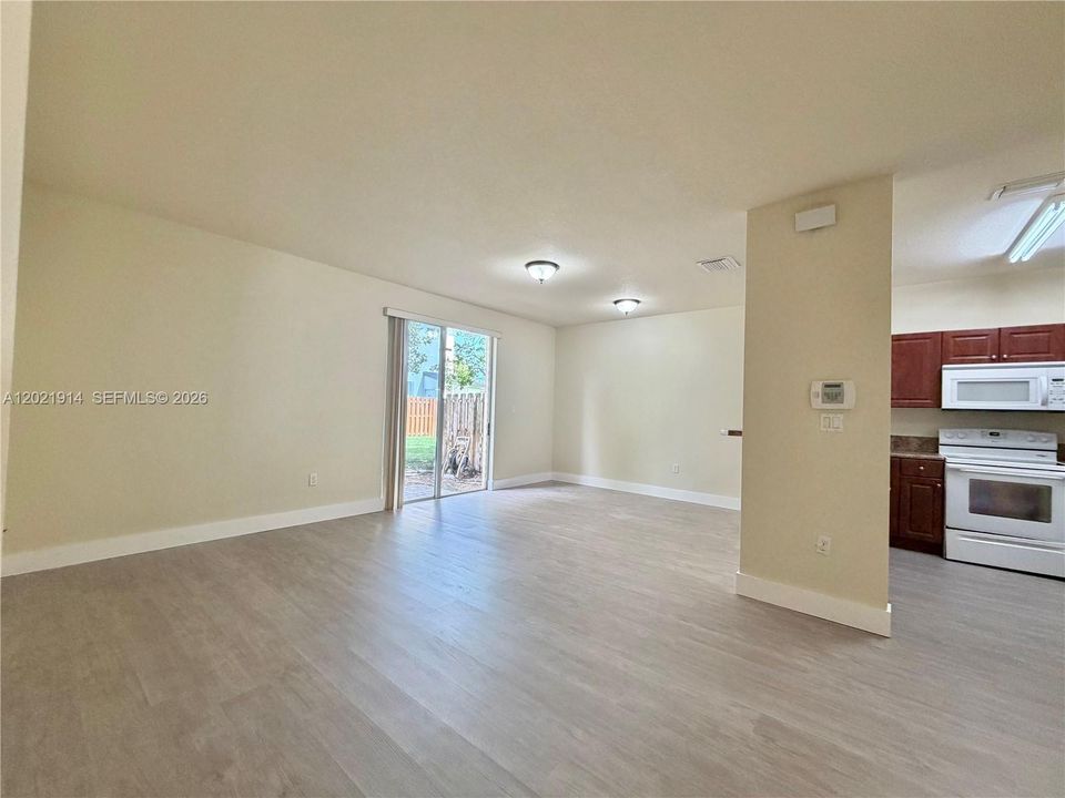 Activo con contrato: $1,950 (3 camas, 2 baños, 1151 Pies cuadrados)