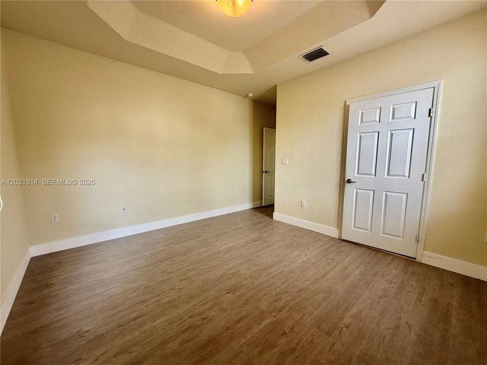 Activo con contrato: $1,950 (3 camas, 2 baños, 1151 Pies cuadrados)