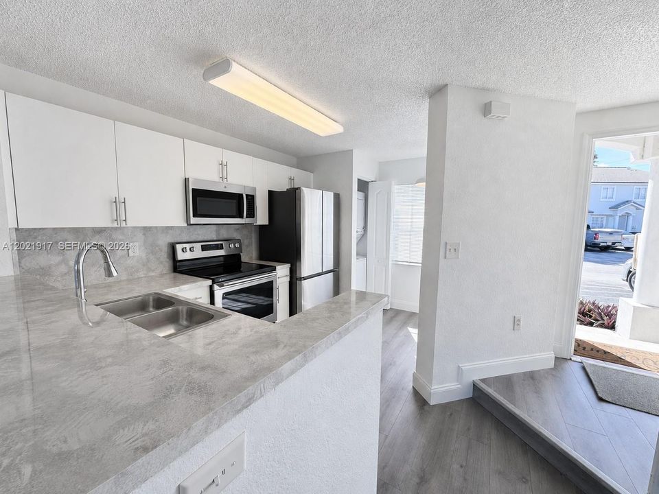 Active With Contract: $2,450 (2 beds, 1 baths, 950 Square Feet)