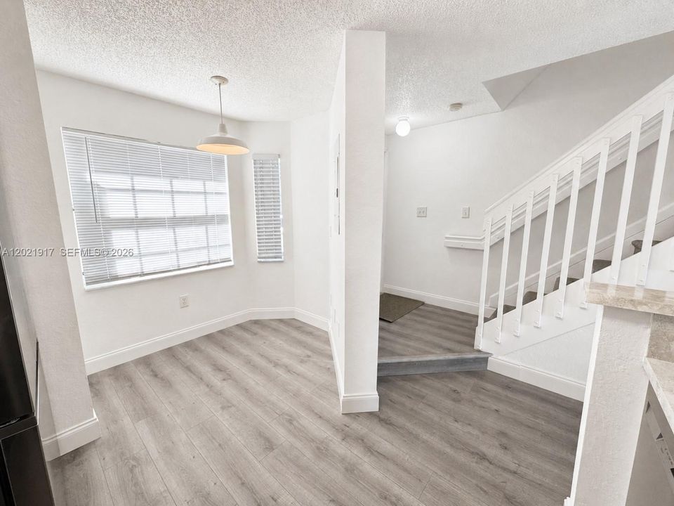 Active With Contract: $2,450 (2 beds, 1 baths, 950 Square Feet)