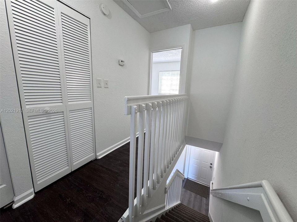 Active With Contract: $2,450 (2 beds, 1 baths, 950 Square Feet)