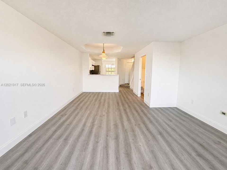 Active With Contract: $2,450 (2 beds, 1 baths, 950 Square Feet)