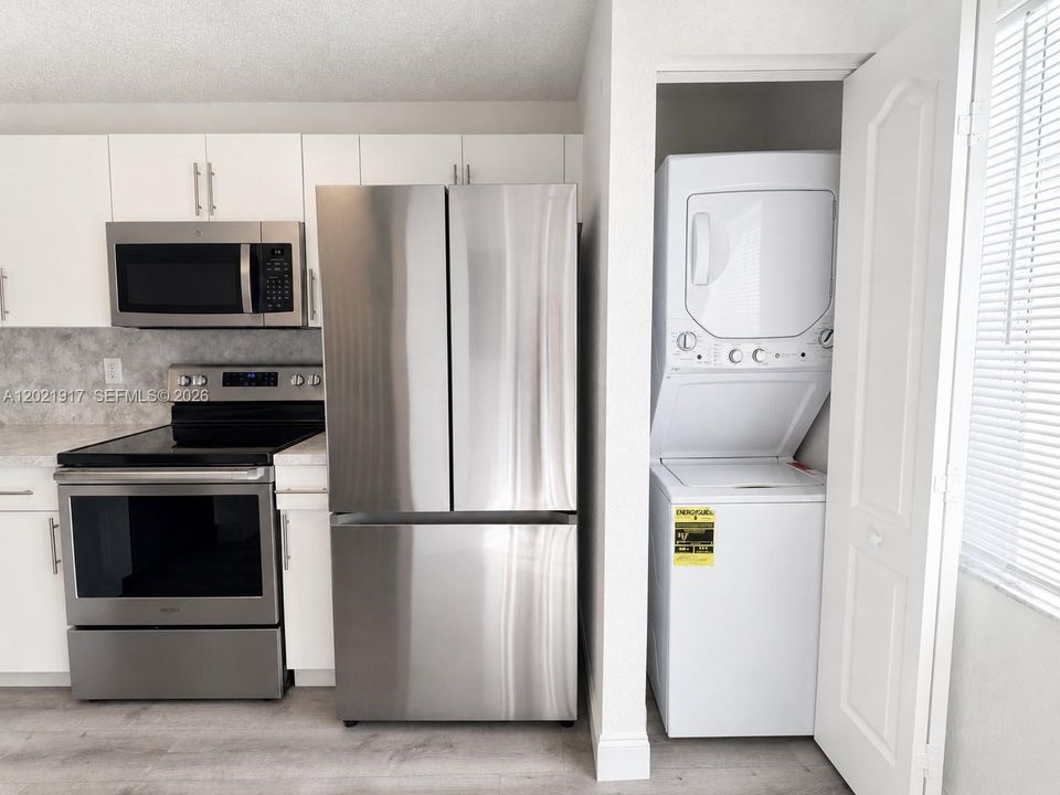 Active With Contract: $2,450 (2 beds, 1 baths, 950 Square Feet)