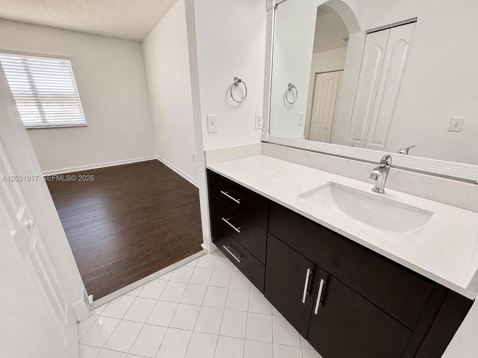 Active With Contract: $2,450 (2 beds, 1 baths, 950 Square Feet)