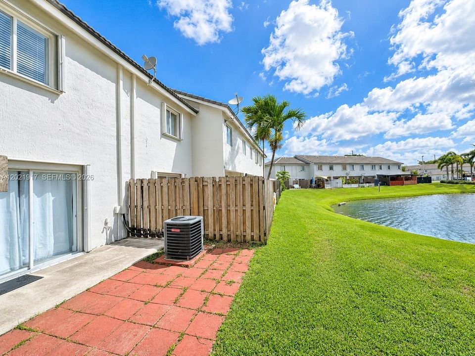 Active With Contract: $2,450 (2 beds, 1 baths, 950 Square Feet)