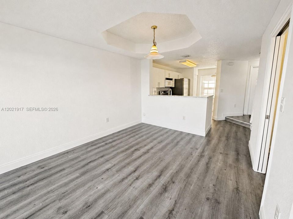 Active With Contract: $2,450 (2 beds, 1 baths, 950 Square Feet)