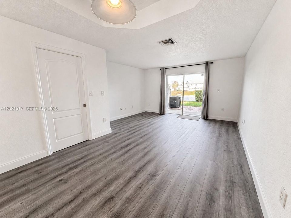 Active With Contract: $2,450 (2 beds, 1 baths, 950 Square Feet)