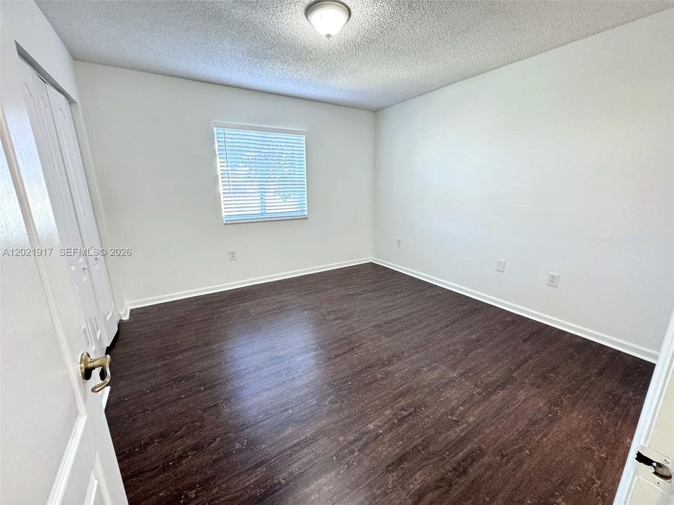 Active With Contract: $2,450 (2 beds, 1 baths, 950 Square Feet)