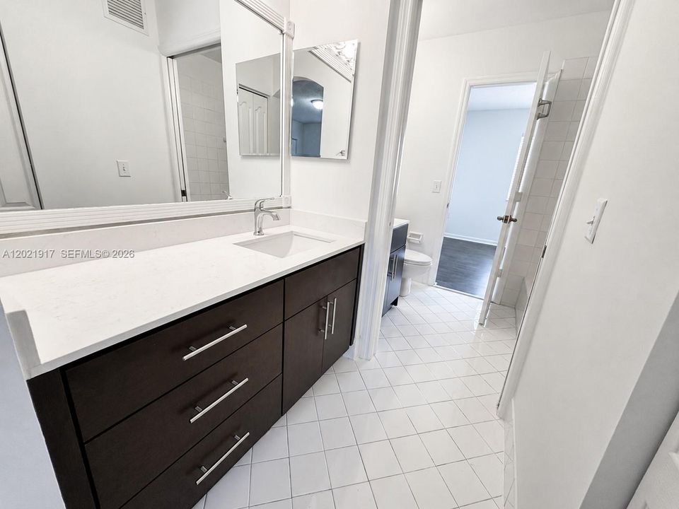 Active With Contract: $2,450 (2 beds, 1 baths, 950 Square Feet)