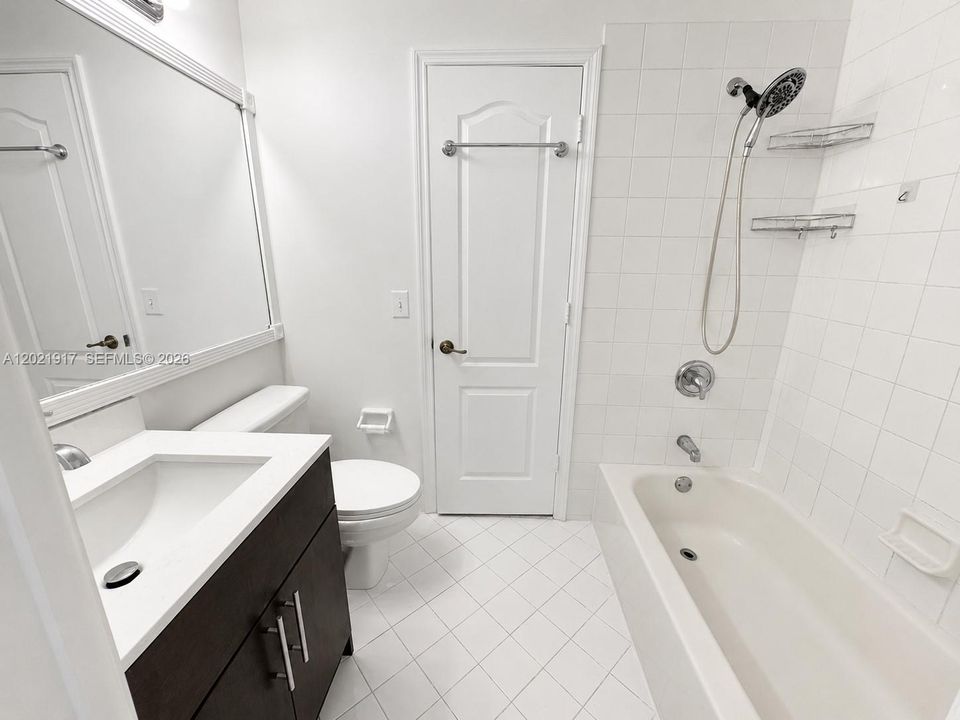 Active With Contract: $2,450 (2 beds, 1 baths, 950 Square Feet)