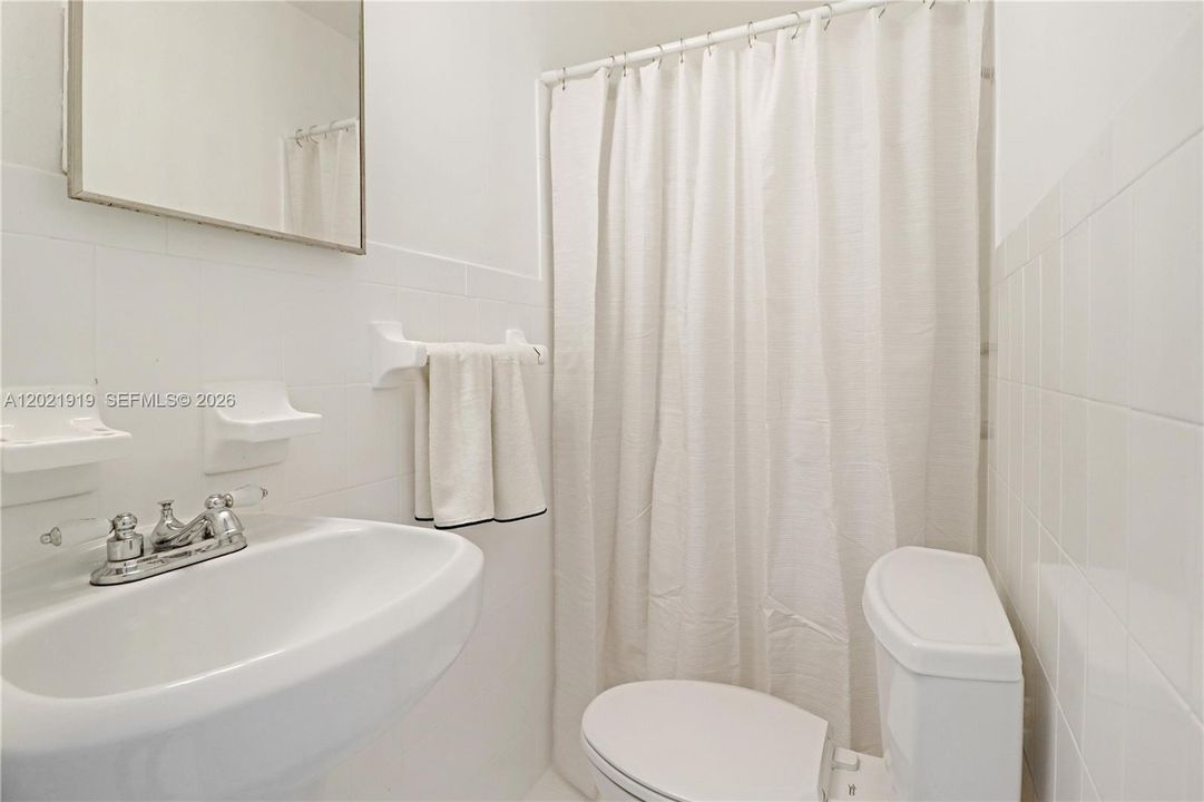 Activo con contrato: $4,800 (4 camas, 3 baños, 1591 Pies cuadrados)