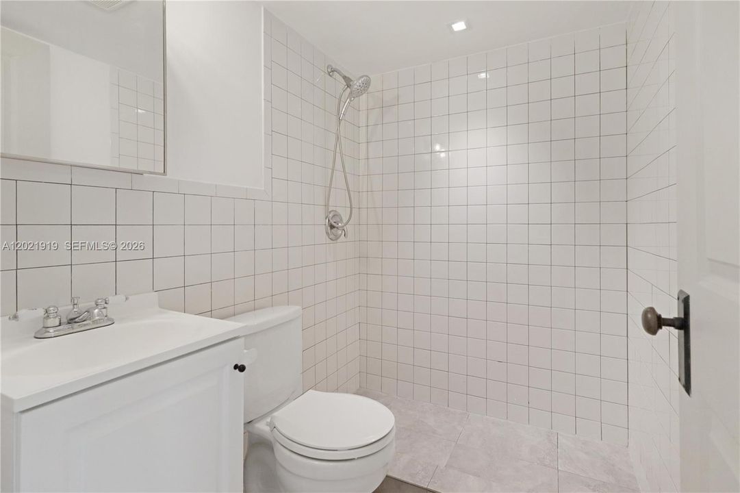 Activo con contrato: $4,800 (4 camas, 3 baños, 1591 Pies cuadrados)