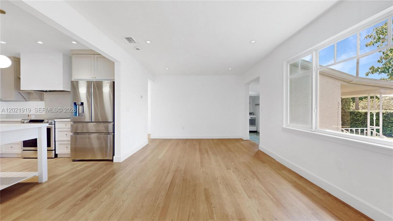 Activo con contrato: $4,800 (4 camas, 3 baños, 1591 Pies cuadrados)