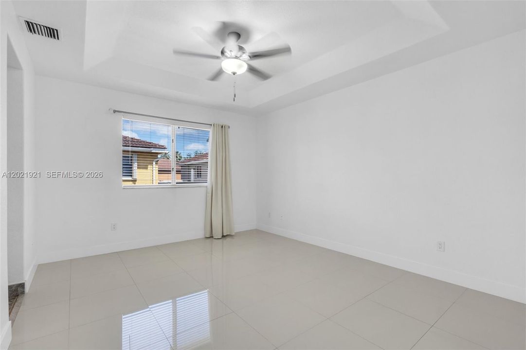 Activo con contrato: $4,000 (3 camas, 2 baños, 2210 Pies cuadrados)