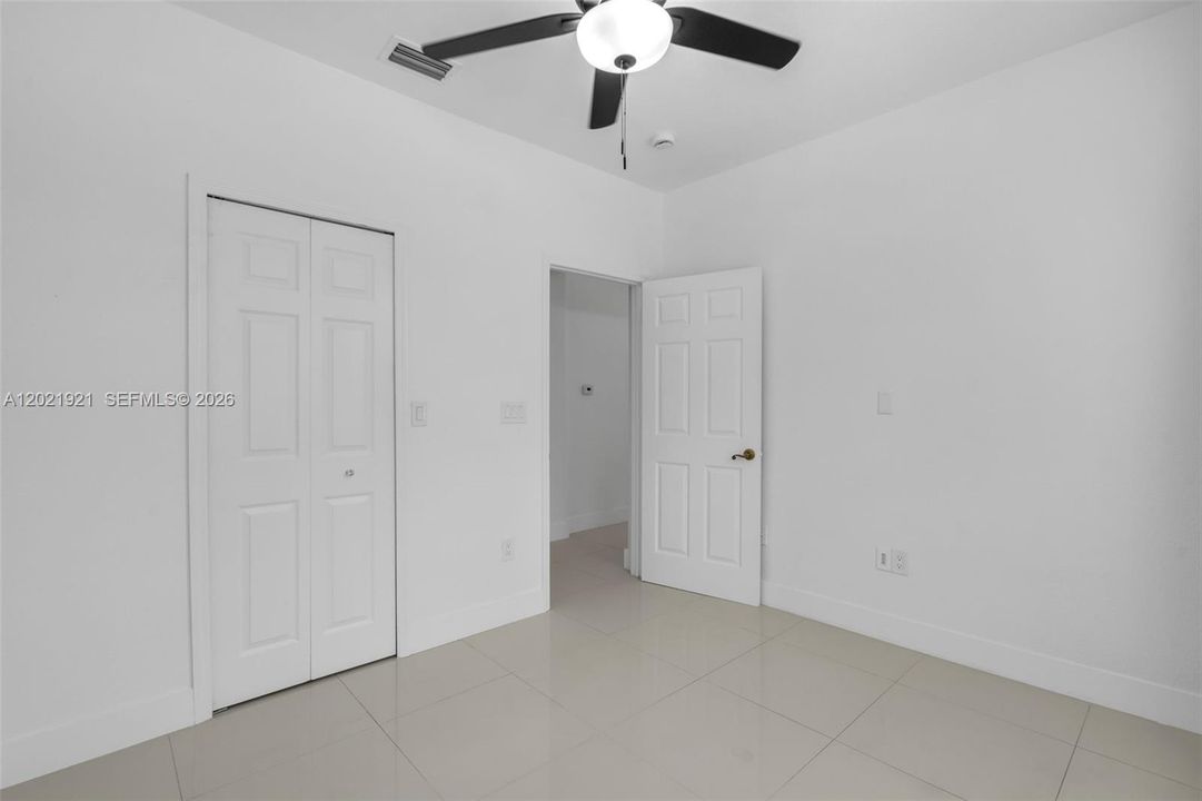 Activo con contrato: $4,000 (3 camas, 2 baños, 2210 Pies cuadrados)