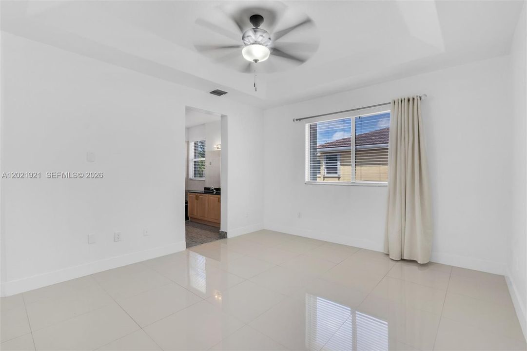 Activo con contrato: $4,000 (3 camas, 2 baños, 2210 Pies cuadrados)