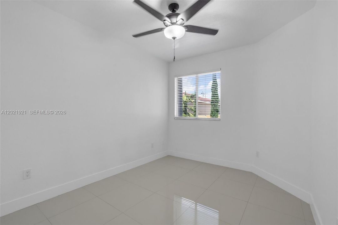 Activo con contrato: $4,000 (3 camas, 2 baños, 2210 Pies cuadrados)
