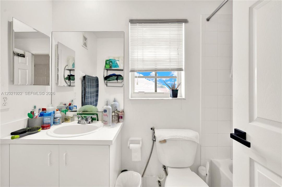 SECONDARY BATHROOM (UPPER FLOOR)