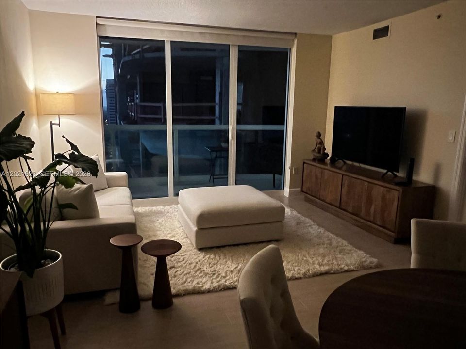 For Sale: $445,000 (1 beds, 1 baths, 820 Square Feet)