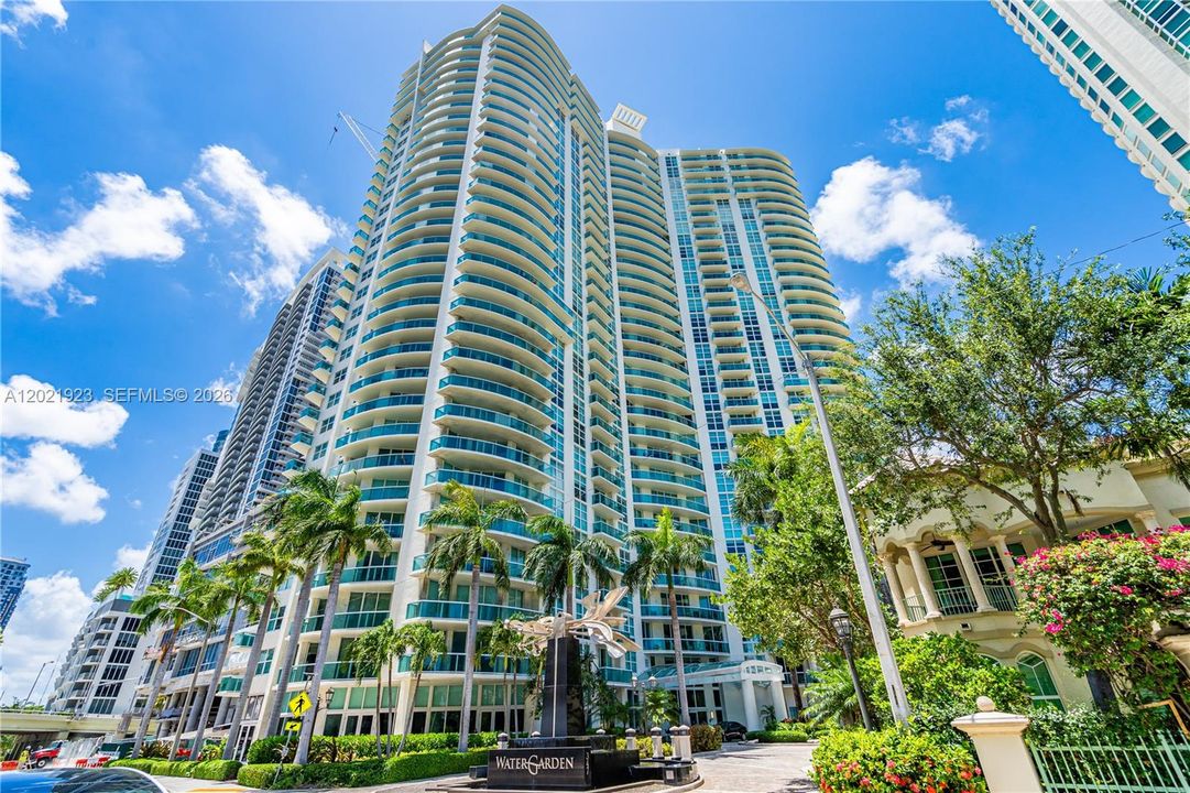 For Sale: $445,000 (1 beds, 1 baths, 820 Square Feet)