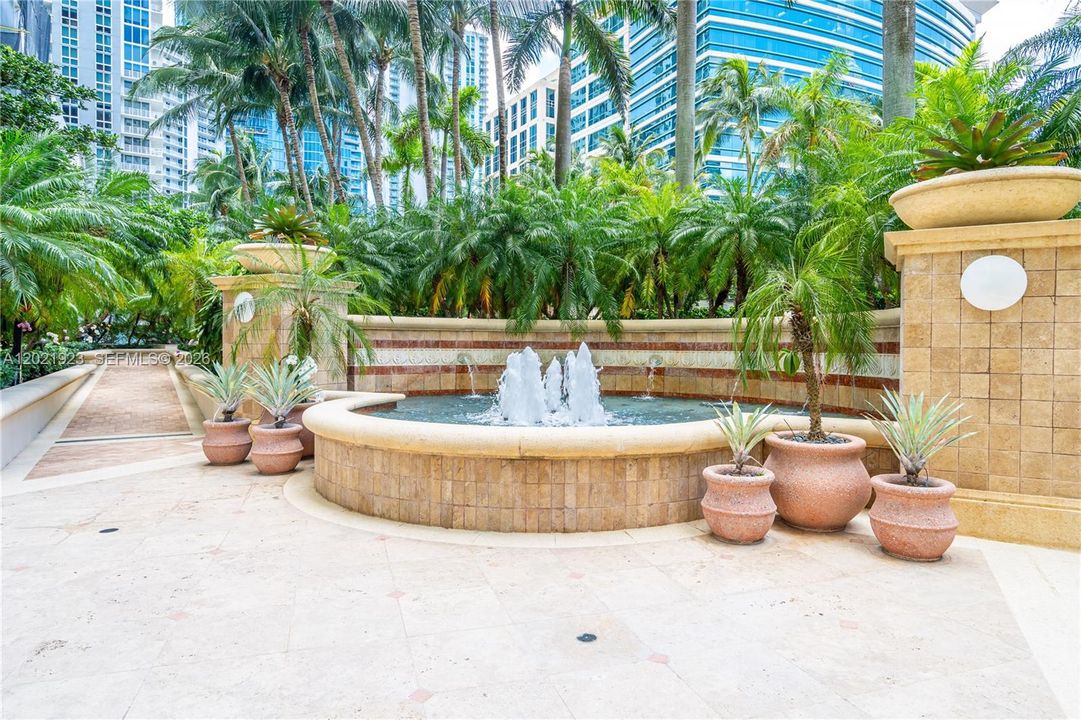For Sale: $445,000 (1 beds, 1 baths, 820 Square Feet)