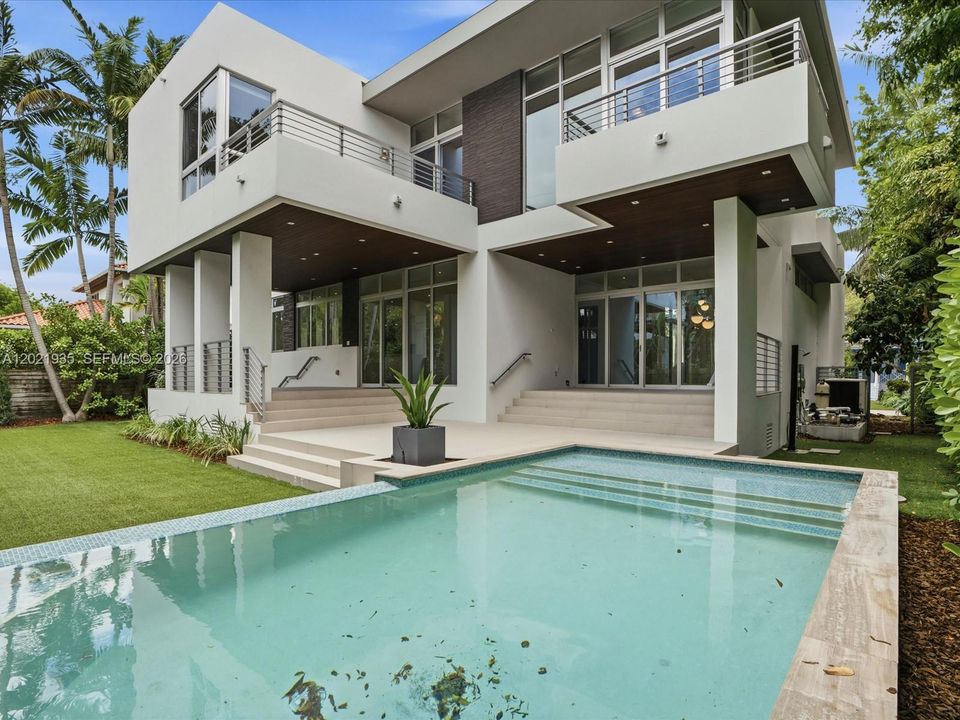 En Renta: $28,500 (5 camas, 5 baños, 3650 Pies cuadrados)