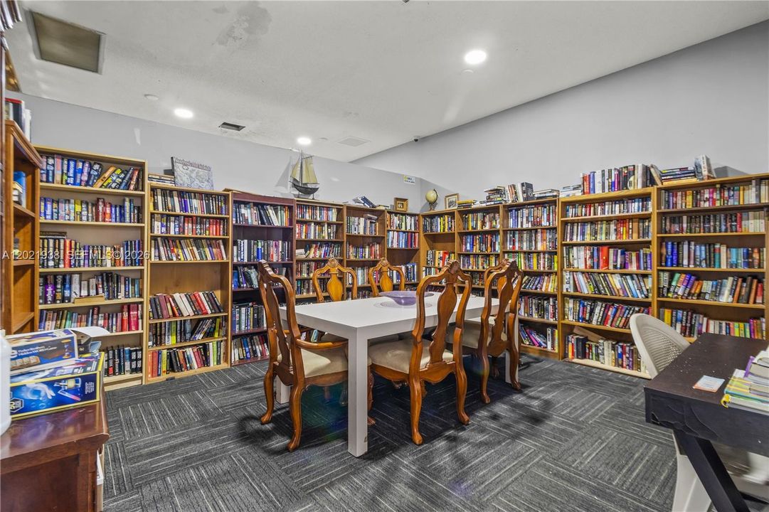 For Sale: $175,000 (2 beds, 2 baths, 1000 Square Feet)