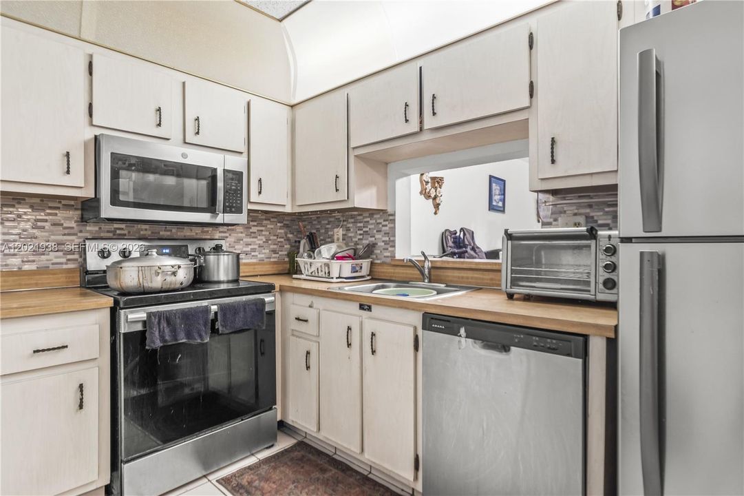 For Sale: $175,000 (2 beds, 2 baths, 1000 Square Feet)