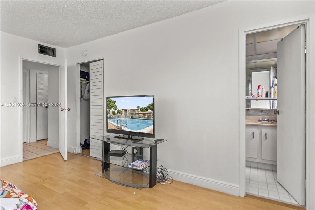 For Sale: $175,000 (2 beds, 2 baths, 1000 Square Feet)