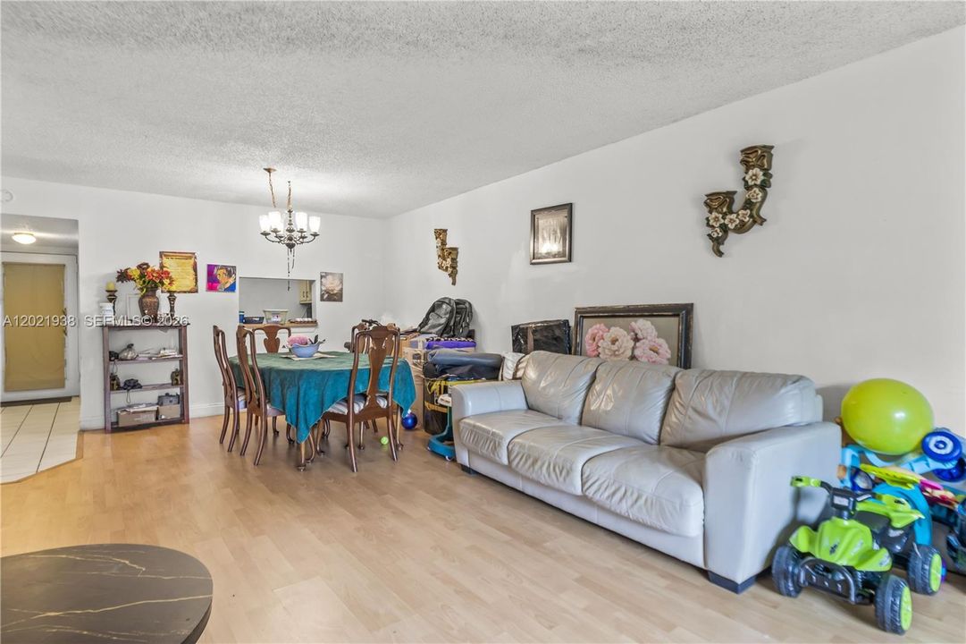 For Sale: $175,000 (2 beds, 2 baths, 1000 Square Feet)