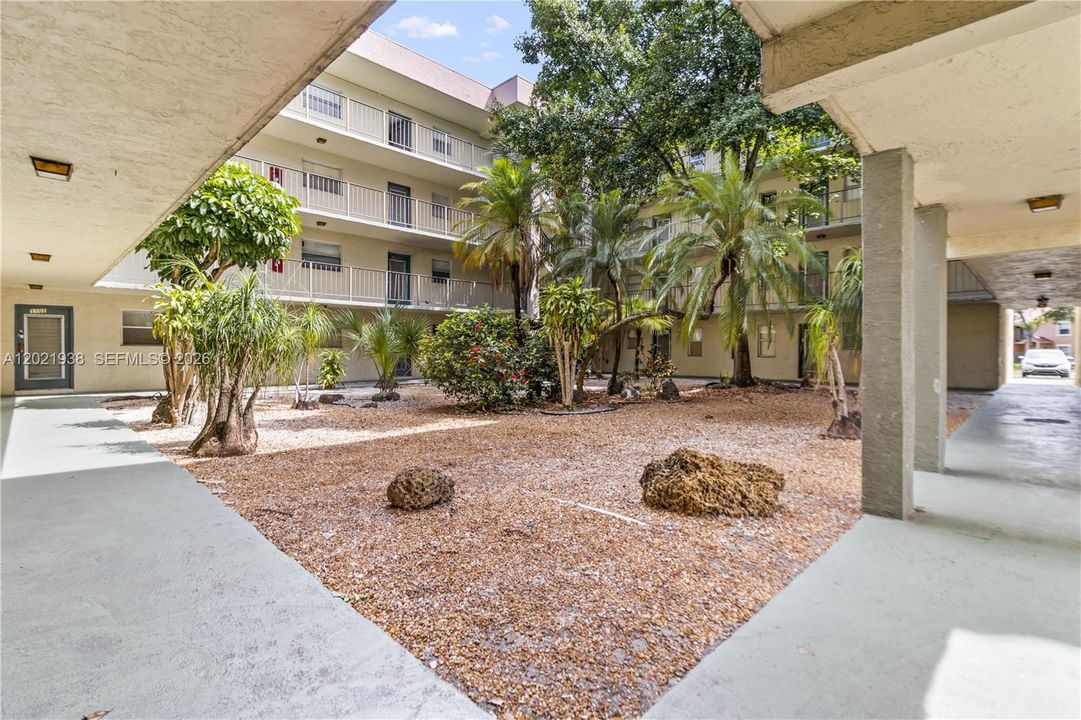 For Sale: $175,000 (2 beds, 2 baths, 1000 Square Feet)