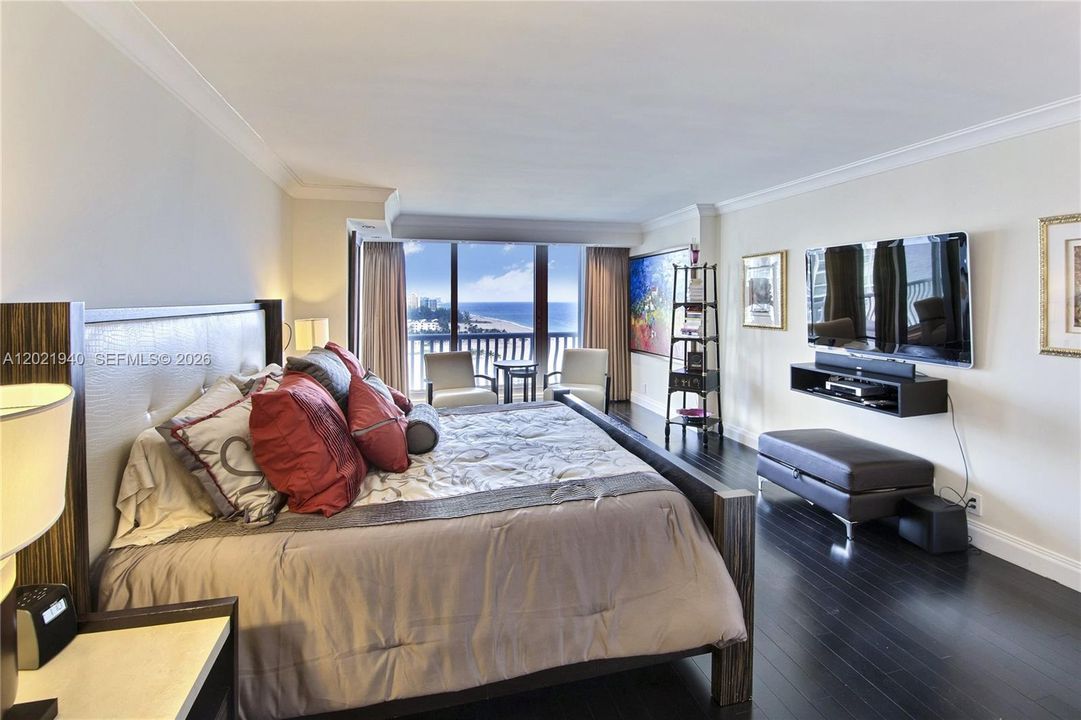 For Sale: $1,595,000 (2 beds, 2 baths, 2170 Square Feet)