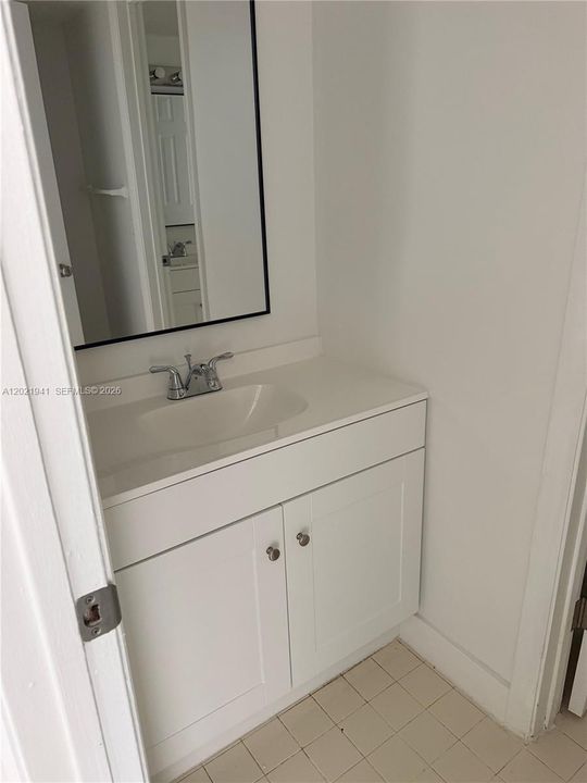 For Rent: $1,800 (2 beds, 1 baths, 863 Square Feet)