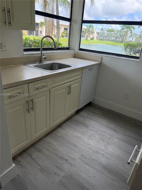 For Rent: $1,800 (2 beds, 1 baths, 863 Square Feet)